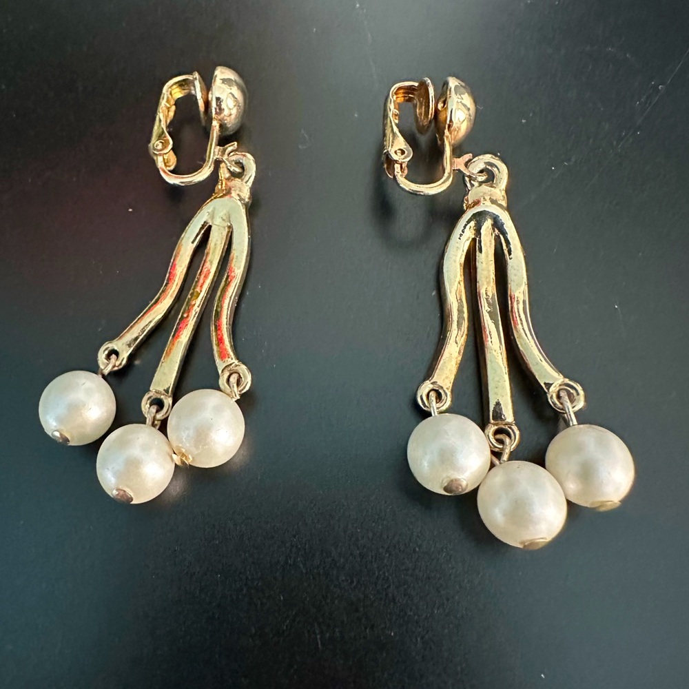 VTG Sarah Coventry Gold and Faux Pearl Tassel Dangle Clip On Earrings